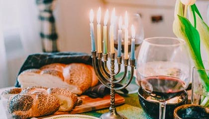 爱游戏娱乐平台-曼联后防线三人缺阵调整成关键，曼联后卫线