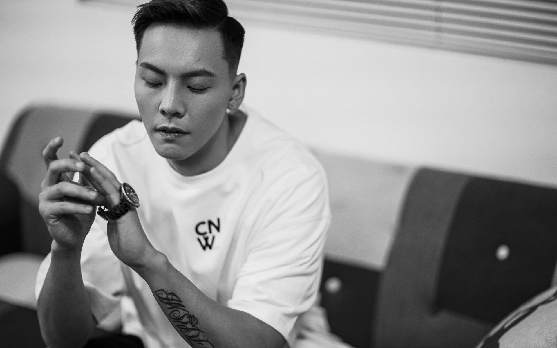 比赛中球员表现出色，获得全球篮球赛最佳射手奖，篮球著名射手