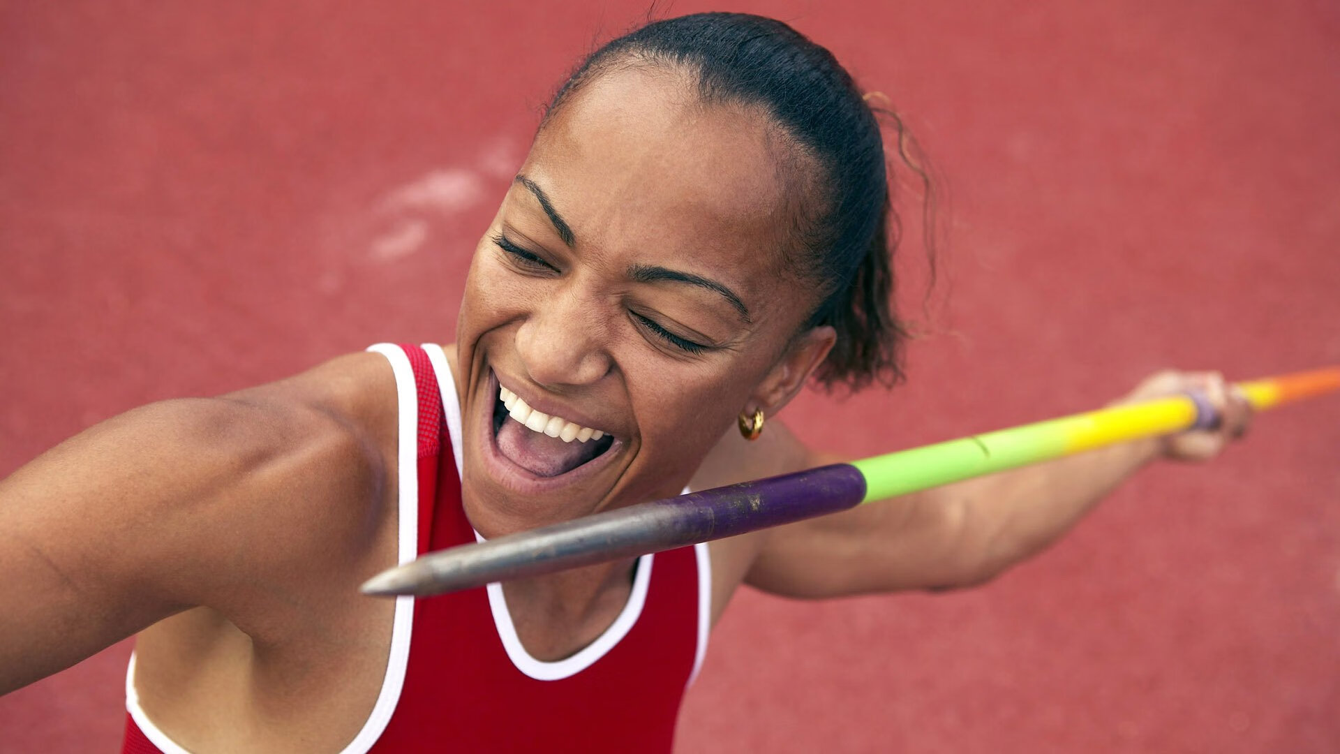 西甲经典对决，比分1-0，决胜球由高效前锋破门，关键数据：射门转化率53%、角球优势明显